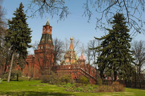 Russie : à l'intérieur du Kremlin de Moscou avec vue sur la tour Nabatnaya (clocher de l'alarme) et la cathédrale Saint-Basile, l'église orthodoxe mondialement célèbre à l'extérieur du Kremlin sur la Place Rouge — Photo