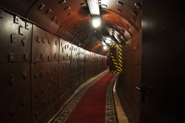 Moskova: Bunker-42, anti-nükleer yeraltı tesisi Taganka kare altında 65 metre derinlikte Sovyetler Birliği'nin stratejik nükleer kuvvetlerin komuta merkezi olarak 1956 yılında inşa edilmiş, bir tünel