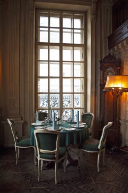 Rusya: Cafe Puşkin, ünlü restoran ve bar, Merkezi Moskova Tverskoy Bulvarı'nda 19. yüzyıl Barok malikane içinde 1999 yılında açılan iç küme tabloda