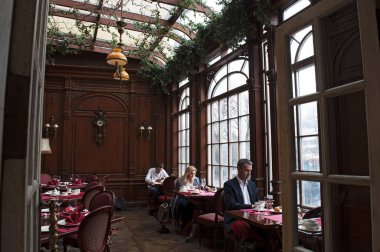 Rusya: Moskova Merkezi Tverskoy Bulvarı'nda 19. yüzyıl Barok malikane içinde 1999 yılında bir ünlü restoran ve bar Cafe Puşkin veranda içinde oturan insanlar, açıldı