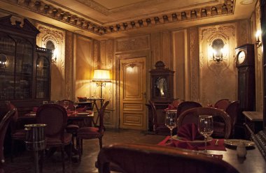 Rusya: Cafe Puşkin, ünlü restoran ve bar, Merkezi Moskova Tverskoy Bulvarı'nda 19. yüzyıl Barok malikane içinde 1999 yılında açılan iç