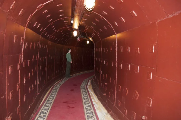 Moskva: en guide i en tunnel på Bunker-42, anti-nukleära underjordisk anläggning byggdes 1956 som befaller postar av strategiska kärnvapen styrkorna i Sovjetunionen på 65 meter djupt under Taganka Square — Stockfoto