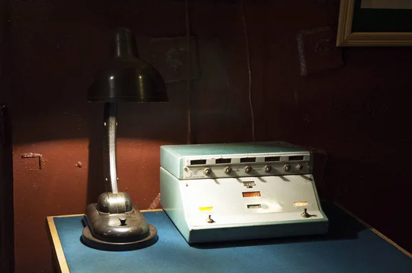 Moskva: en sovjetisk radio i en tunnel på Bunker-42, anti-nukleära underjordisk anläggning byggdes 1956 som befaller postar av strategiska kärnvapen styrkorna i Sovjetunionen på ett djup på 65 meter under Taganka Square — Stockfoto