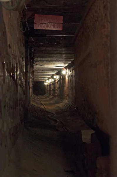 Moscow: a tunnel at Bunker-42, anti-nuclear underground facility built in 1956 as command post of strategic nuclear forces of Soviet Union at a depth of 65 meter under Taganka Square — Stock Photo, Image