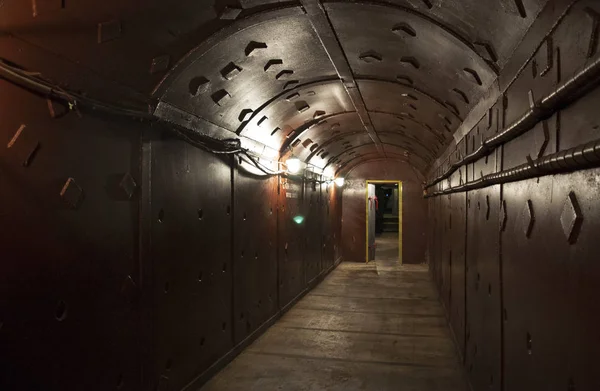 Moscow: a tunnel at Bunker-42, anti-nuclear underground facility built in 1956 as command post of strategic nuclear forces of Soviet Union at a depth of 65 meter under Taganka Square — Stock Photo, Image