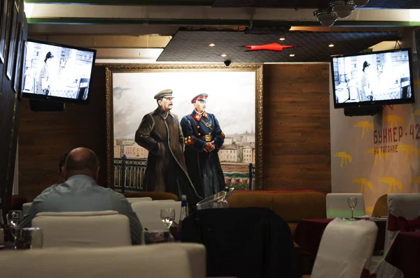Moscow: the restaurant at Bunker-42, anti-nuclear underground facility built in 1956 as command post of strategic nuclear forces of Soviet Union at a depth of 65 meter under Taganka Square — Stock Photo, Image