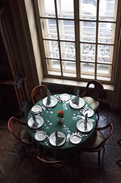 Russia: a set table in the interiors of Cafe Pushkin, a famous restaurant and bar opened in 1999 inside a 19th-century Baroque mansion on Tverskoy Boulevard, in the center of Moscow — Stock Photo, Image