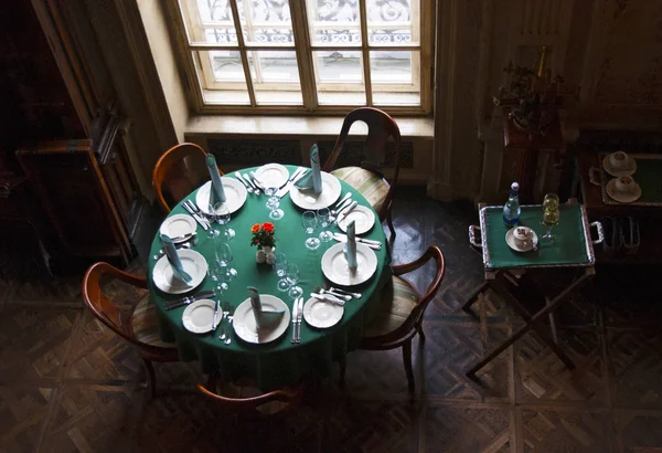 Russia: a set table in the interiors of Cafe Pushkin, a famous restaurant and bar opened in 1999 inside a 19th-century Baroque mansion on Tverskoy Boulevard, in the center of Moscow — Stock Photo, Image