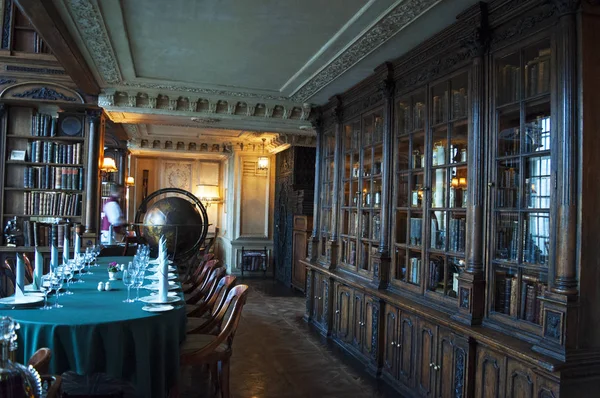 Russia: the interiors of Cafe Pushkin, a famous restaurant and bar opened in 1999 inside a 19th-century Baroque mansion on Tverskoy Boulevard, in the center of Moscow — Stock Photo, Image