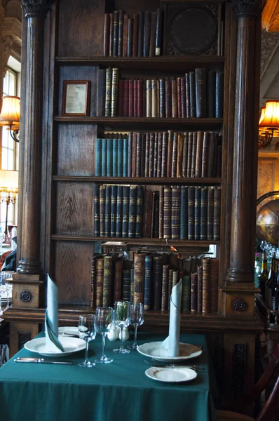 Russie : une table dressée dans les intérieurs du Café Pouchkine, un célèbre restaurant et bar ouvert en 1999 dans un manoir baroque du XIXe siècle sur le boulevard Tverskoy, dans le centre de Moscou — Photo