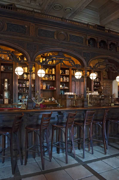 Russia: the counter and the Pharmacy Hall of Cafe Pushkin, a famous restaurant and bar opened in 1999 inside a 19th-century Baroque mansion on Tverskoy Boulevard, in the center of Moscow — Stock Photo, Image