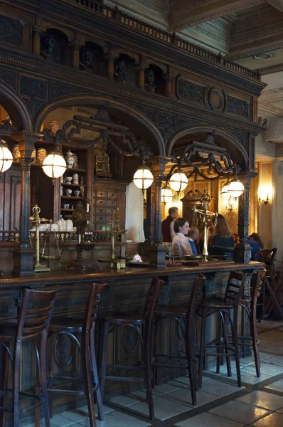 Russia: the counter and the Pharmacy Hall of Cafe Pushkin, a famous restaurant and bar opened in 1999 inside a 19th-century Baroque mansion on Tverskoy Boulevard, in the center of Moscow — Stock Photo, Image