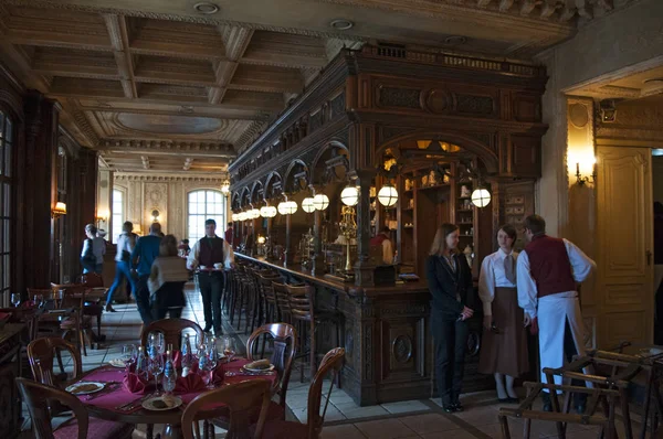 Russia: waiters and the counter of Cafe Pushkin, a famous restaurant and bar opened in 1999 inside a 19th-century Baroque mansion on Tverskoy Boulevard, in the center of Moscow — Stock Photo, Image