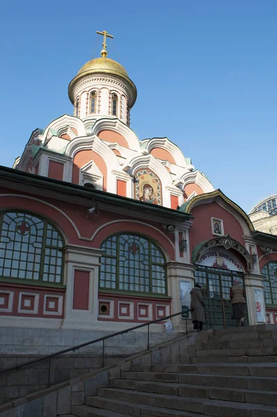 Moscou : vue sur la cathédrale de Kazan, connue sous le nom de cathédrale Notre-Dame de Kazan, une église orthodoxe russe, détruite en 1936, consacrée en 1993, à l'angle nord-est de la Place Rouge — Photo