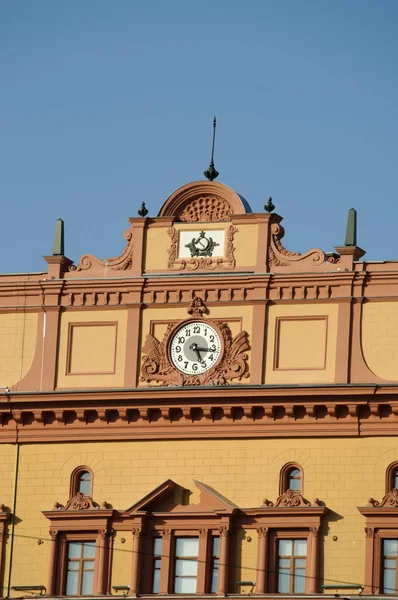 Russie : détails du bâtiment Lubyanka, nom populaire pour le siège de la Kgb et prison affiliée sur la place Lubyanka, un bâtiment néo-baroque de 1897 avec une façade de brique jaune — Photo