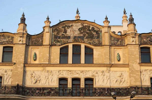 Rusland: architecturale details van het Hotel Metropol, een historische hotel in Moskou gebouwd in 18991907 in Art nouveaustijl, beroemd om de unieke samenwerking van architecten en kunstenaars — Stockfoto