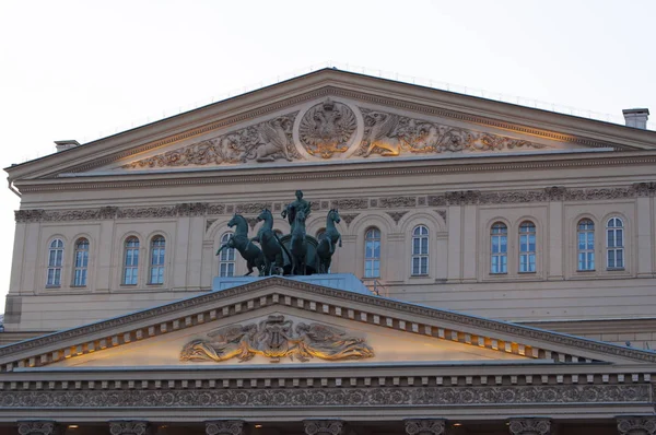 Moskova, 25/04/2017: mimar Joseph Bov, bale ve opera performansları tutan dünyanın en ünlü tarihi tiyatro biri tarafından tasarlanan Bolşoy tiyatro mimari detaylar — Stok fotoğraf