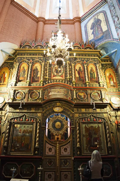 Moscú: una mujer velada rezando en una de las capillas de la Catedral de San Basilio, la mundialmente famosa iglesia ortodoxa en la Plaza Roja, ahora un museo donde se le permite tomar fotos —  Fotos de Stock