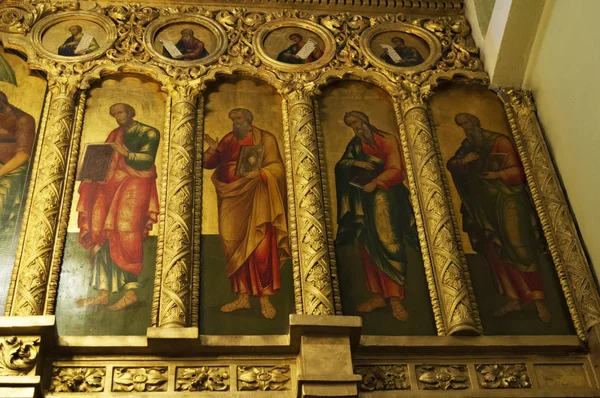 Moscou: o interior da Catedral de São Basílio, a mundialmente famosa igreja ortodoxa na Praça Vermelha, agora um museu onde é permitido tirar fotos — Fotografia de Stock