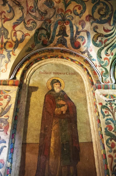 Moscú: pintura de una escena sagrada en las paredes interiores de la Catedral de San Basilio, la mundialmente famosa iglesia ortodoxa en la Plaza Roja, ahora un museo donde se le permite tomar fotos —  Fotos de Stock