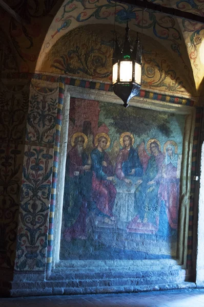 Moskva: en lykta och målningar på väggarna av Saint Basil's Cathedral, världen berömda ortodoxa kyrkan i Röda torget, nu ett museum där dess tillåtna att ta bilder — Stockfoto