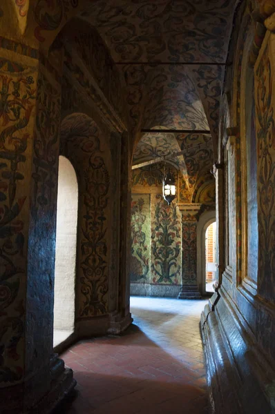 Moskou: lantaarn en florale ornamenten op de interieur galerijen van de Sint-Basiliuskathedraal, wereld beroemde orthodoxe kerk in het Rode plein nu een museum waar de toegestane foto's te nemen — Stockfoto