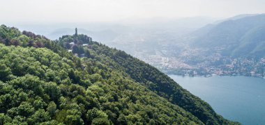 Voltiano deniz feneri, Brunate ve Como Gölü, ağaç ve yeşil havadan görünümü. Lombardy, İtalya