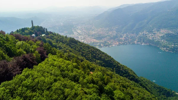 Vue aérienne du phare de Voltiano de Brunate et du lac de Côme, des arbres et du vert. Lombardie, Italie — Photo