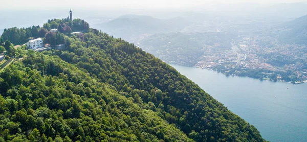 Luftaufnahme des Leuchtturms Voltiano von Brunate und Como See, Bäume und Grün. Lombardei, Italien — Stockfoto
