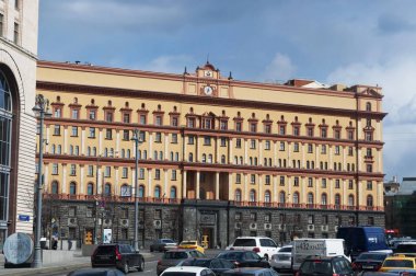 Moskova: trafik ve bina, Kgb ve Lubyanka Meydanı ' nda 1897 Neo-Barok sarı tuğla cephe ile bina bağlı hapishane karargahı için popüler bir isim Lubyanka