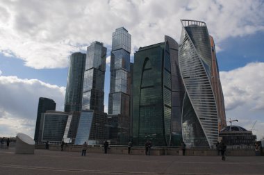 Rusya: Moskova Uluslararası İş Merkezi gökdelenler ile yeni manzarası önünde insanlar, Moskova şehri, Presnensky bölgesinde bir ticaret bölgesi olarak biliyorum 