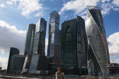 Rusya: Moskova Uluslararası İş Merkezi, gökdelenler ile yeni manzarası önünde bir kadın tanıyorum Moscow City, Presnensky bölgesinde bir ticaret bölgesi olarak 