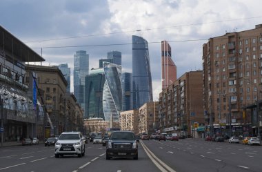 Moscow, Rusya Federasyonu: Moskova Uluslararası İş Merkezi, Moskova şehri, Dorogomilovo bölgesinin caddelerinden biri Bolshaya Dorogomilovskaya gördün olarak bilinen gökdelenler ile manzarası