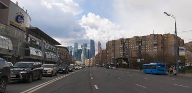 Moscow, Rusya Federasyonu: Moskova Uluslararası İş Merkezi, Moskova şehri, Dorogomilovo bölgesinin caddelerinden biri Bolshaya Dorogomilovskaya gördün olarak bilinen gökdelenler ile manzarası