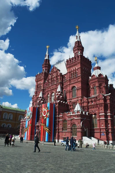 莫斯科红场︰ 的视图状态历史的博物馆，与一个巨大的集合覆盖整个俄罗斯帝国从石器时代在一座红色的标志性的 19 世纪建筑 — 图库照片