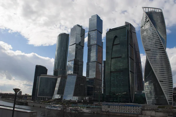 Rusia: el nuevo horizonte con los rascacielos del Centro Internacional de Negocios de Moscú, conocido como la ciudad de Moscú, un distrito comercial en el distrito de Presnensky en el río Moskva —  Fotos de Stock