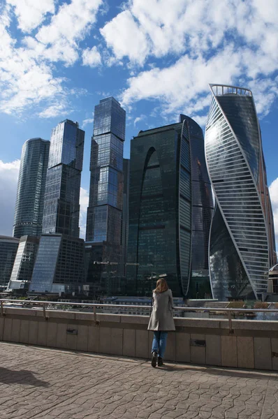 Rusia: una mujer frente al nuevo horizonte con los rascacielos del Centro Internacional de Negocios de Moscú, conocida como la ciudad de Moscú, un distrito comercial en el distrito de Presnensky —  Fotos de Stock