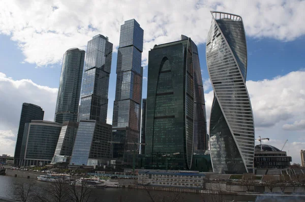 Rusia: el nuevo horizonte con los rascacielos del Centro Internacional de Negocios de Moscú, conocido como la ciudad de Moscú, un distrito comercial en el distrito de Presnensky en el río Moskva —  Fotos de Stock