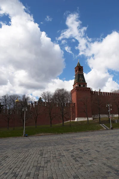 Plaza Roja, Moscú, Rusia: el complejo fortificado de la Muralla del Kremlin de Moscú con vista al Nabatnaya (Alarma campanario ) — Foto de Stock