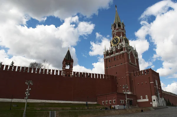 Plaza Roja, Moscú, Rusia: el complejo fortificado de la Muralla del Kremlin de Moscú con la Spasskaya (Torre del Salvador) y la pequeña Tsarskaya (Torre del Zar) ) — Foto de Stock