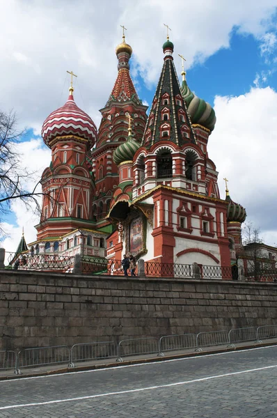 Rudé náměstí, Moskva, Rusko: pohled Saint Basil's Cathedral, světoznámé ruské pravoslavné církve postavený z 155561 usnesením Car Ivan hrozný na památku dobytí Kazaně a Astrachaň — Stock fotografie