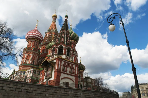 Moscou, Rússia: uma lâmpada de rua e vista da Catedral de São Basílio, a igreja ortodoxa russa mundialmente famosa construída na Praça Vermelha de 155561 por ordem do czar Ivan, o Terrível — Fotografia de Stock