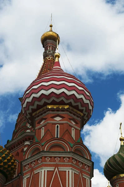 Moscow, Russia: details of the colorful domes of Saint Basil 's Cathedral, the world-famous Russian orthodox church built in the Red Square from 155561 by order of Tsar Ivan the Terrible — стоковое фото