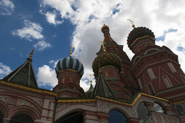 Moscou, Rússia: detalhes das cúpulas coloridas da Catedral de São Basílio, a mundialmente famosa igreja ortodoxa russa construída na Praça Vermelha a partir de 155561 por ordem do czar Ivan, o Terrível — Fotografia de Stock