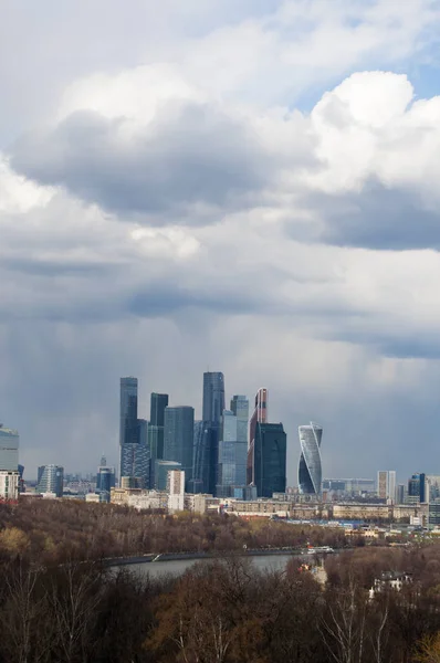 Russie : la ligne d'horizon avec vue sur les gratte-ciel du centre d'affaires international de Moscou, connu sous le nom de Moscou City, vue depuis Sparrow Hills (collines de Lénine), l'un des points les plus élevés de Moscou — Photo