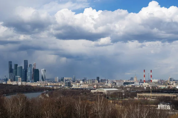 Russie : la ligne d'horizon avec vue sur les gratte-ciel du centre d'affaires international de Moscou, connu sous le nom de Moscou City, vue depuis Sparrow Hills (collines de Lénine), l'un des points les plus élevés de Moscou — Photo