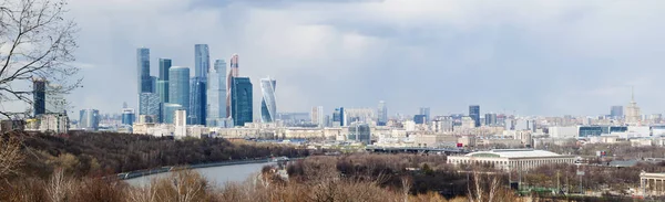 Rusland: de skyline met uitzicht op de wolkenkrabbers van Moskou International Business Center, bekend als Moskou stad, gezien vanaf de Mussenheuvels (Lenin Hills), een van de hoogste punten van Moskou — Stockfoto