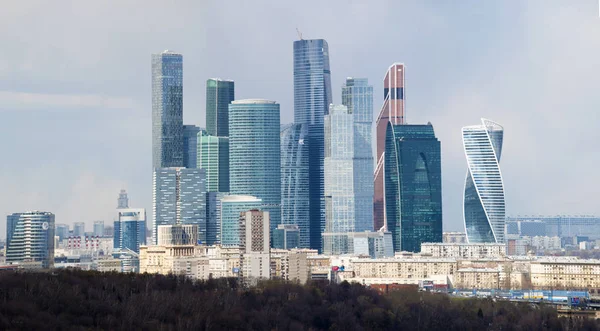 Russland: die Skyline mit Blick auf die Wolkenkratzer des Moskauer internationalen Geschäftszentrums, bekannt als Moskauer Stadt, von den Spatzenhügeln (Lenin-Hügel) aus gesehen, einem der höchsten Punkte Moskaus — Stockfoto