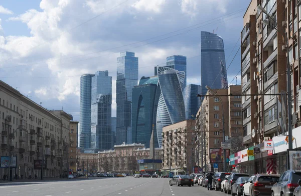 Moscú, Rusia: el horizonte con los rascacielos del Centro Internacional de Negocios de Moscú, conocido como la ciudad de Moscú, visto desde Bolshaya Dorogomilovskaya, una de las calles del distrito de Dorogomilovo —  Fotos de Stock