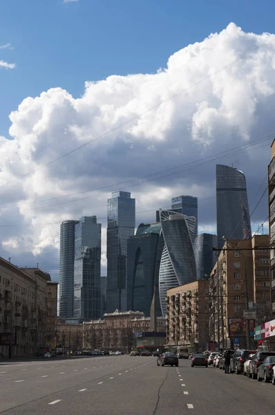 Moscou, Russie : l'horizon avec les gratte-ciels du centre d'affaires international de Moscou, connu sous le nom de Moscou, vu de Bolchaïa Dorogomilovskaïa, l'une des rues du district de Dorogomilovo — Photo